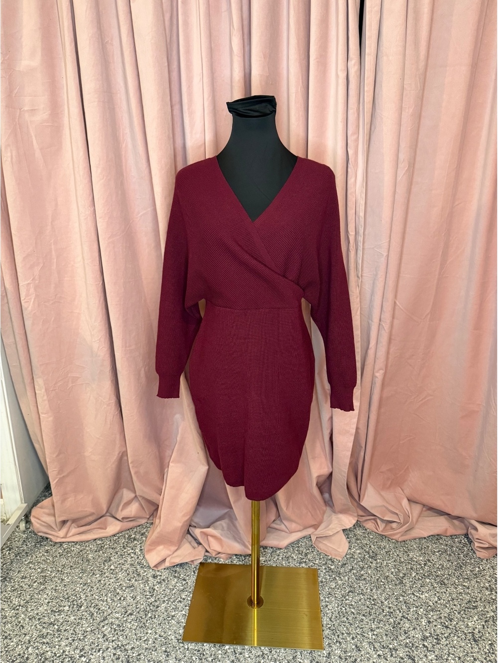 Elegant Burgundy Knit Dress with V-Neck and Long Sleeves